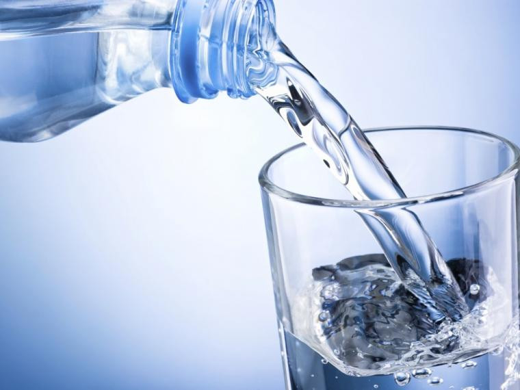 ¿Puede ser peligroso beber mucha agua?
