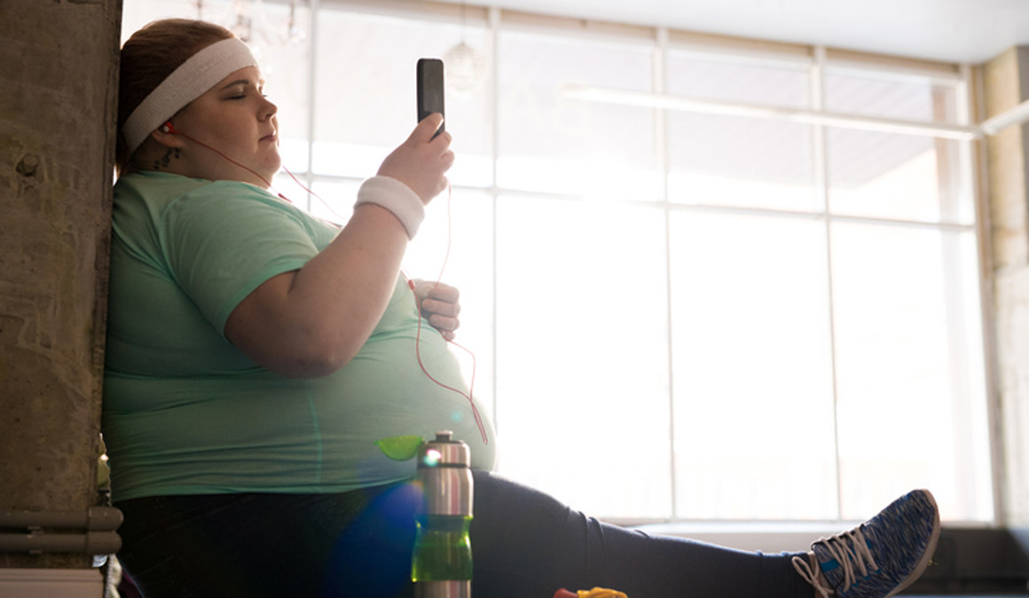 Frogatuta: mugikorra 5 ordu baino gehiagoz erabiltzea obesitatearekin lotzen da