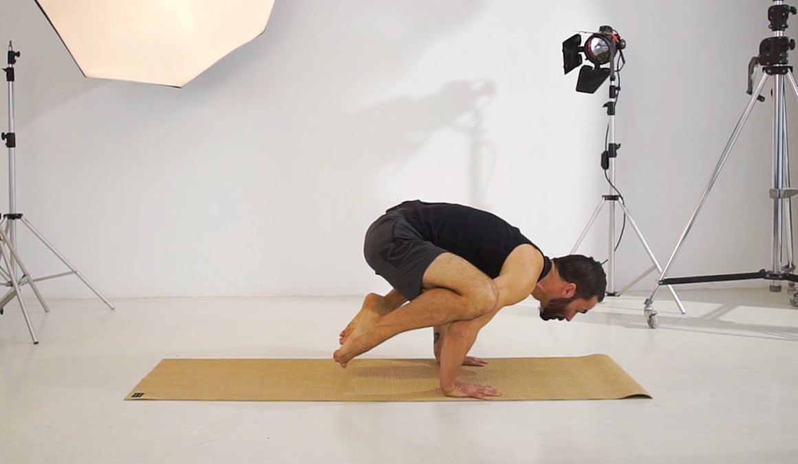 La postura de yoga que mejora tu fuerza y equilibrio: el Cuervo