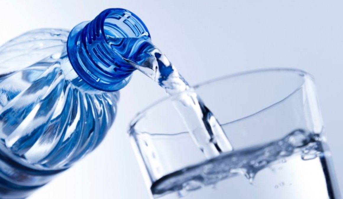 ¿Realmente hay que beber dos litros de agua al día?